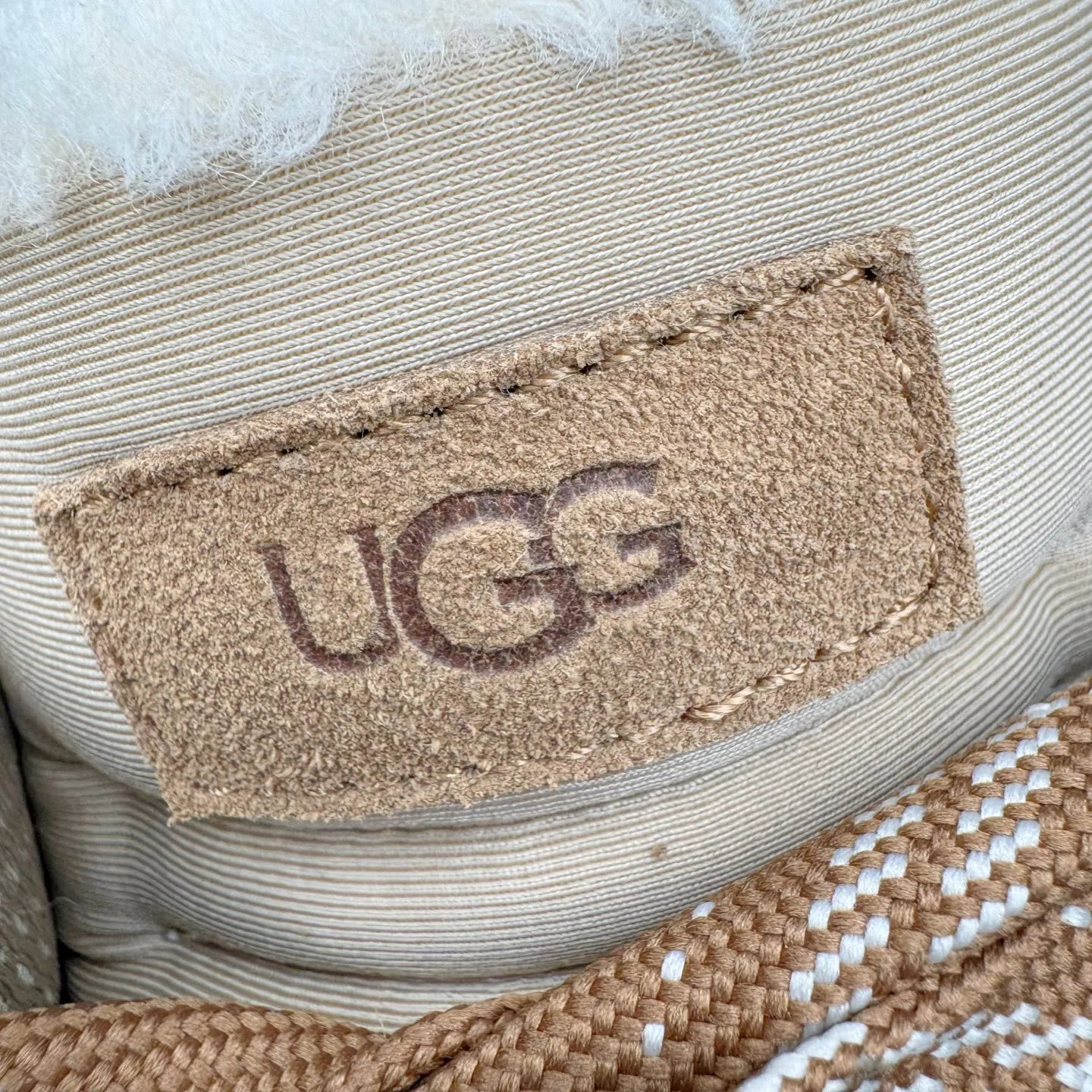 Pick up locally💰640 UGG 4032 Meyer autumn and winter sheepskin and fur integrated snow boots. All shoes are made of ZP from the same factory. Longfeng A-grade Australian imported sheepskin and fur integrated. Men's and women's boots brand OEM production line fully follows the ZP process. OEM original pattern maker adheres to the principle of no original shoes and no development selection. Pay attention to every detail. The most authentic version on the market TREADLITE "Light Wing" technology outsole Lightweight/durable/flexible/pile size: 35 36 37 38 39 40 41 42 43 44 45 Coding: by3936030
